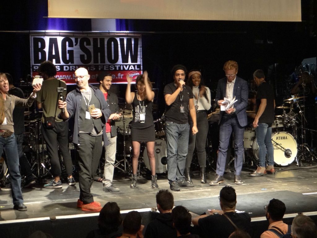 Khalid présent à la Bagshow profite du changement de plateau pour faire découvrir son projet  "1000 BATTEURS POUR LA PAIX" dont nous aurons l'occasion de reparler. Ici en présence de Fred Rimbert de Drumming Lab